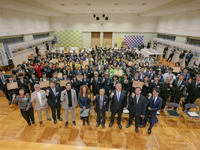 第12回選定地区と記念撮影を行う山本農林水産大臣政務官（最前列右から3人目）