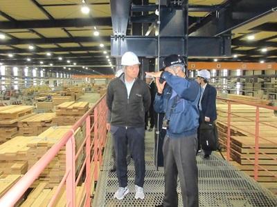 浪江町で福島高度集成材製造センターの調査を行う広瀬農林水産大臣政務官