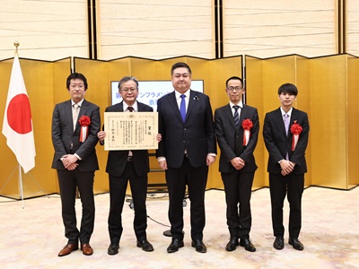 農林水産大臣賞林野分野受賞者と山本農林水産大臣政務官