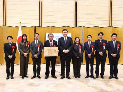 農林水産大臣賞農業農村分野受賞者と山本農林水産大臣政務官