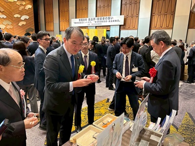受賞商品である冷凍握り寿司の試食を行う広瀬農林水産大臣政務官