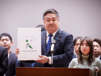 ロゴマークの発表を行う山本農林水産大臣政務官