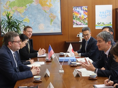 トニー・ヴェンホイゼン米国サウスダコタ州副知事と会談する広瀬農林水産大臣政務官