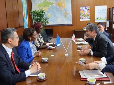 ラニア・ダガシュ＝カマラ国連世界食糧計画（WFP）事務局次長と会談する広瀬農林水産大臣政務官