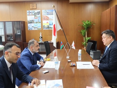 ファリド・タリボフ アゼルバイジャン共和国駐日特命全権大使と会談を行う山本農林水産大臣政務官