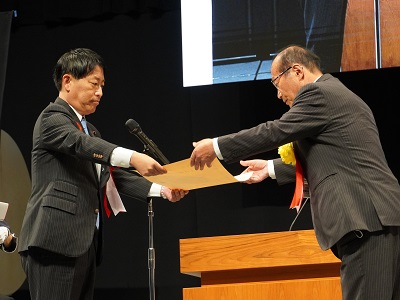 農林水産大臣賞を授与する武村農林水産副大臣