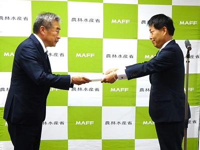 「農泊 食文化海外発信地域」認定証を授与する武村農林水産副大臣