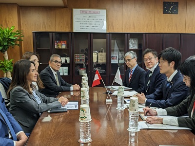 メラ・ペルー貿易観光副大臣と会談する鈴木農林水産副大臣