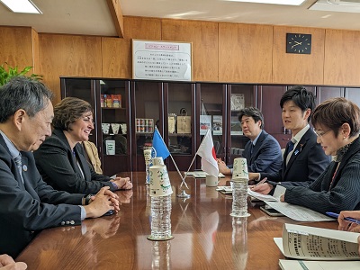 ベス・ベクドル国連食糧農業機関（FAO）事務局次長と会談を行う鈴木農林水産副大臣