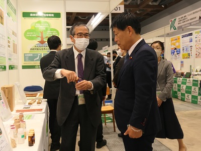 「アグリビジネス創出フェア2023」の会場を視察する武村農林水産副大臣