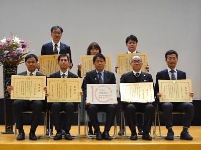 感謝状を授与された企業７社と武村農林水産副大臣（前列中央）