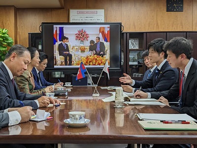 チャム・ニモルカンボジア商業大臣と会談を行う鈴木農林水産副大臣