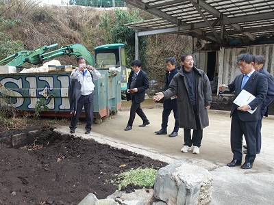 自家製堆肥製造施設（地域循環型システム）を視察する武村農林水産副大臣