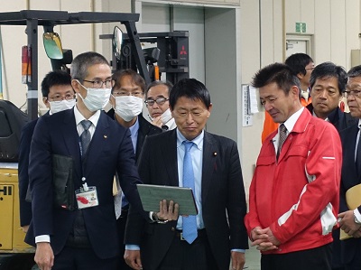 五條市で柿の選果場を視察する武村農林水産副大臣
