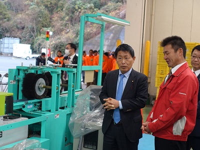 五條市の柿の選果場で試験的に導入したＡＩ選果機や脱渋庫について説明を受ける武村農林水産副大臣