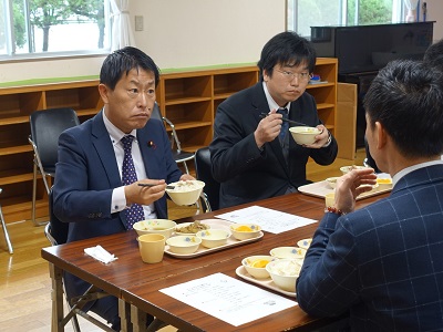 泉大津市で認定こども園の給食を試食する武村農林水産副大臣