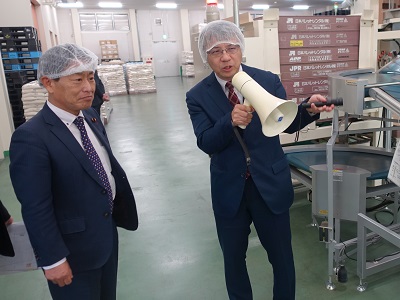 精米工場を視察する武村農林水産副大臣