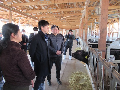 葛尾村で畜産農家と意見交換を行う鈴木農林水産副大臣