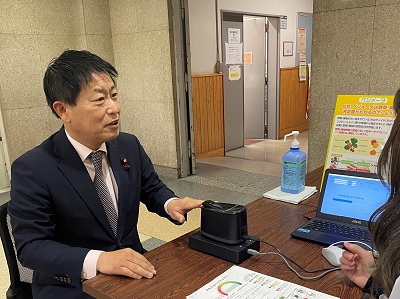 12月21日 『野菜摂取量の見える化の取組』にて日頃の野菜摂取状況を測定