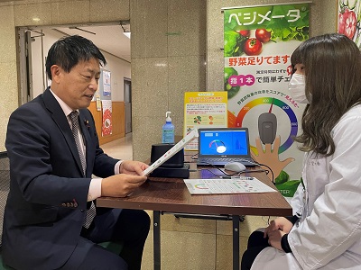 測定結果を踏まえ、野菜摂取量の増加に向けた助言を受ける武村農林水産副大臣