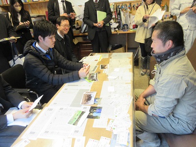 飯舘村で畜産農家と意見交換を行う鈴木農林水産副大臣