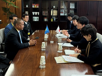 スティーブン・ビクトルパラオ農業・漁業・環境大臣と会談を行う鈴木農林水産副大臣