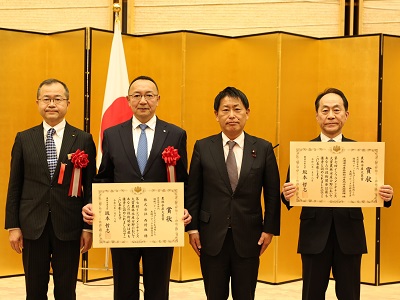 受賞団体と武村農林水産副大臣