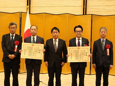 受賞団体と武村農林水産副大臣