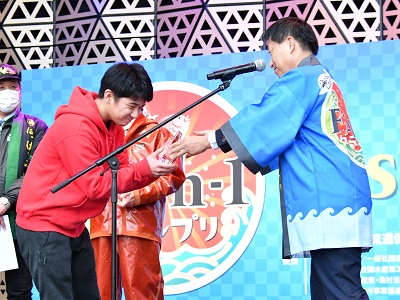 グランプリ受賞者にトロフィーの授与を行う武村農林水産副大臣