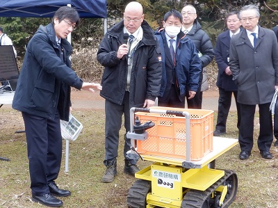 農業用追従ロボットの実演を視察する武村農林水産副大臣と舞立農林水産大臣政務官