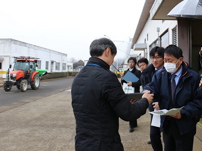 ロボットトラクターの実演を視察する武村農林水産副大臣と舞立農林水産大臣政務官