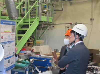 改質リグニン実証施設を視察する鈴木農林水産副大臣