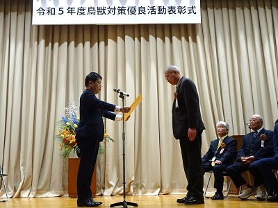 農林水産大臣賞の授与を行う武村農林水産副大臣