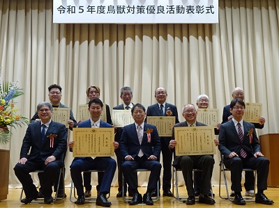 受賞者と武村農林水産副大臣（前列中央）