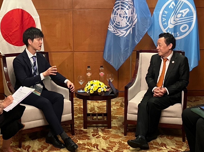 屈FAO事務局長と会談する鈴木農林水産副大臣
