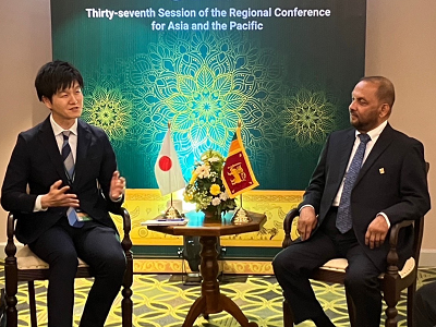 アマラウィーラ・スリランカ農業及びプランテーション大臣と会談する鈴木農林水産副大臣