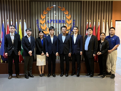 APTERR事務局を訪問する鈴木農林水産副大臣（左から4人目）