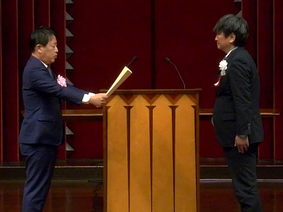 内閣総理大臣表彰の授与を行う武村農林水産副大臣