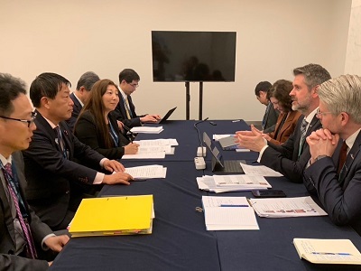 アイスランド・ヨルフソン外務次官と会談する武村農林水産副大臣（左から2人目）