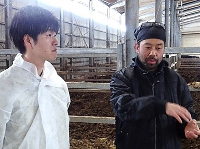 能登町で畜産の被害状況について説明を受ける鈴木農林水産副大臣