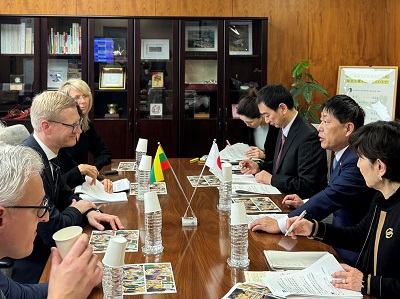 ヴィテニス・トムクス リトアニア農業副大臣と会談する武村農林水産副大臣