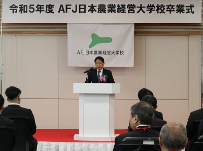 卒業生に祝辞を述べる武村農林水産副大臣