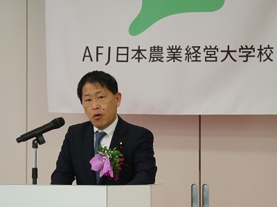 卒業生に祝辞を述べる武村農林水産副大臣