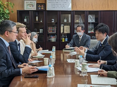 カール・スコウ国連世界食糧計画（WFP）副事務局長兼最高執行責任者と会談を行う鈴木農林水産副大臣