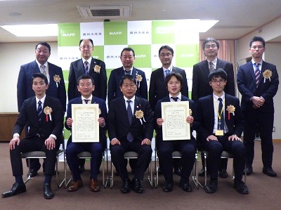 令和5年度選定の山形県西川町と熊本県南小国町の代表等と武村農林水産副大臣（前列中央）