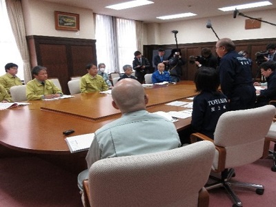 富山県庁で富山県知事と意見交換を行う武村農林水産副大臣（左奥側から3人目）