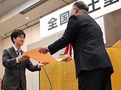 農林水産大臣賞を授与する鈴木農林水産副大臣