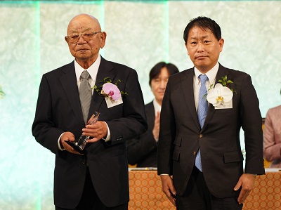 受賞者と武村農林水産副大臣