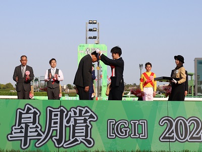 優勝場の馬主に内閣総理大臣賞（メダル）を授与する鈴木農林水産副大臣