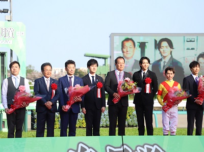 優勝馬の関係者と鈴木農林水産副大臣（左から４人目）